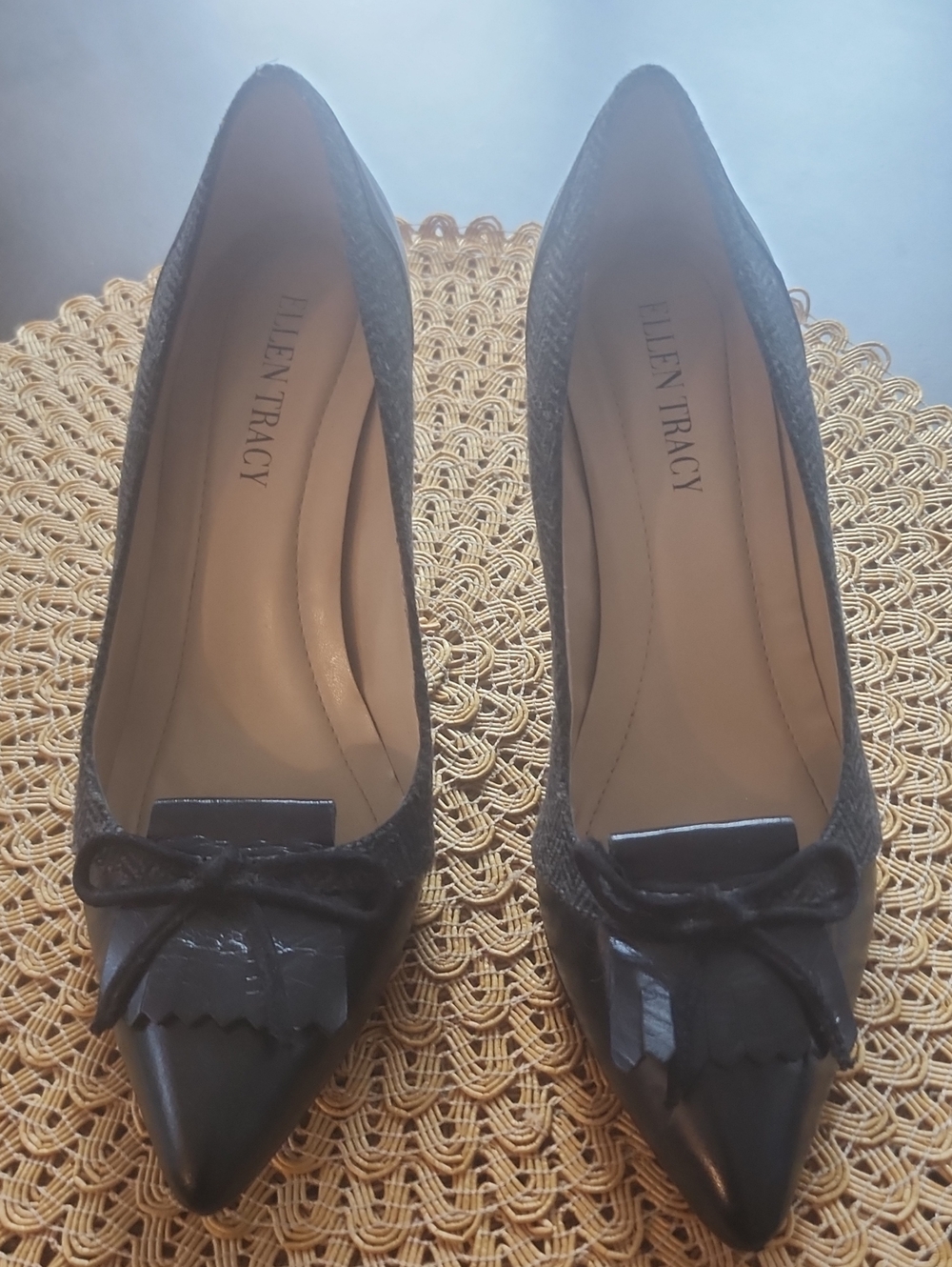 Ellen Tracy Black Pointed Toe Bow-Accent Heels